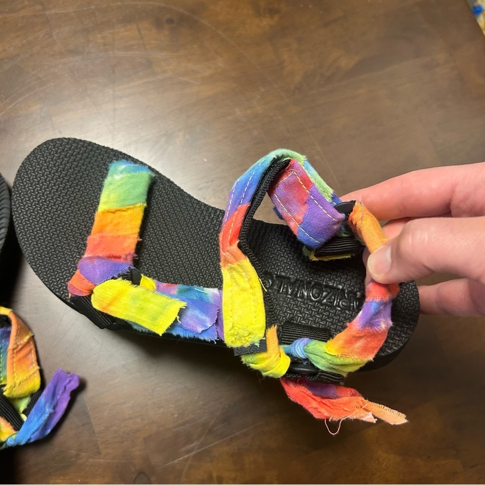 NWT Arizona Love Trekky Bandana Sandal in Rainbow Tie Dye Size 6US/36EU - Picture 6 of 10